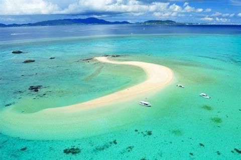 【浜島】：幻の島と言われる砂浜が広がる